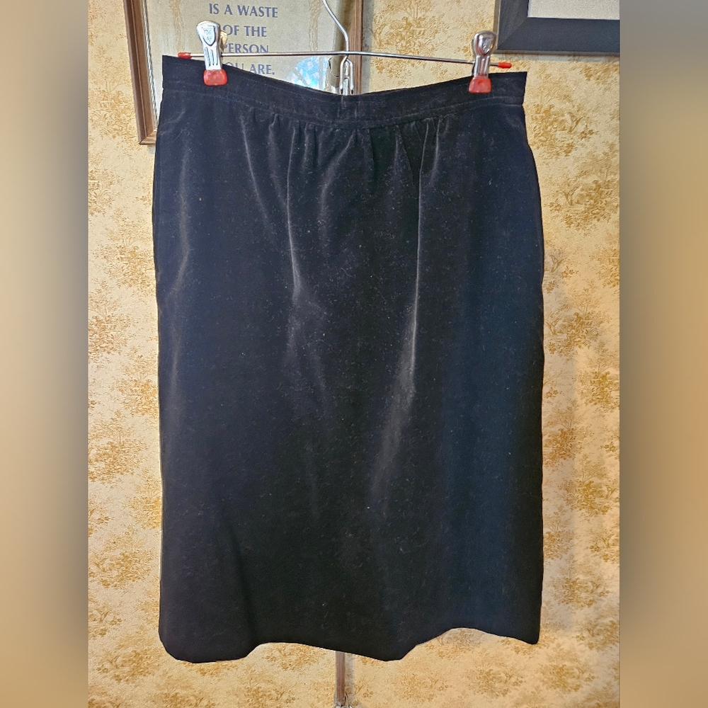 VINTAGE SIZE 12 VELVET SKIRT WITH POCKETS
